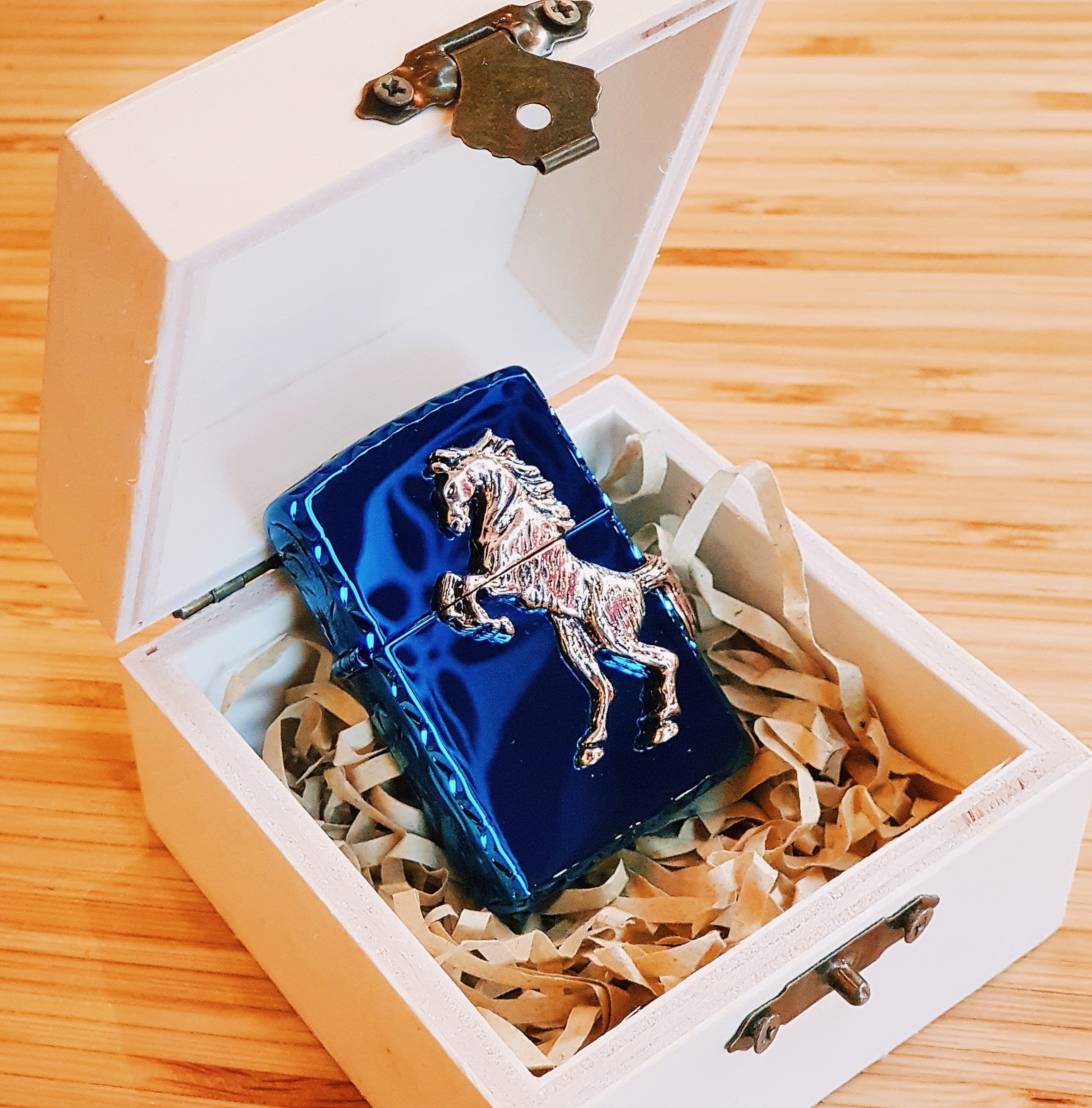 Bật lửa Zippo 252BL048 Ngựa 3D phiên bản mới nhất với hình ngựa ốp nổi màu vàng