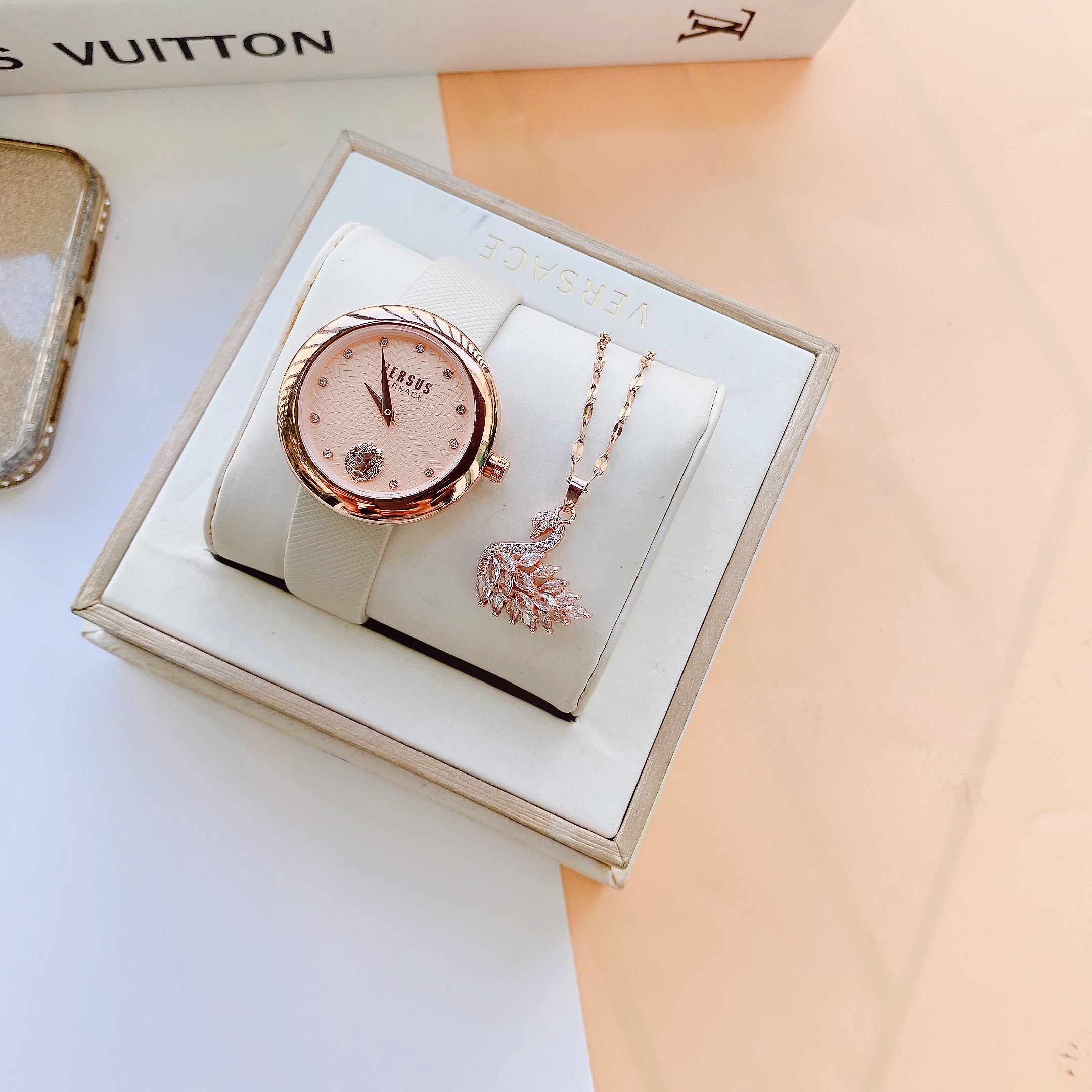 Đánh giá chi tiết đồng hồ Versus by Versace VSPEN3821: Sang trọng và cá tính