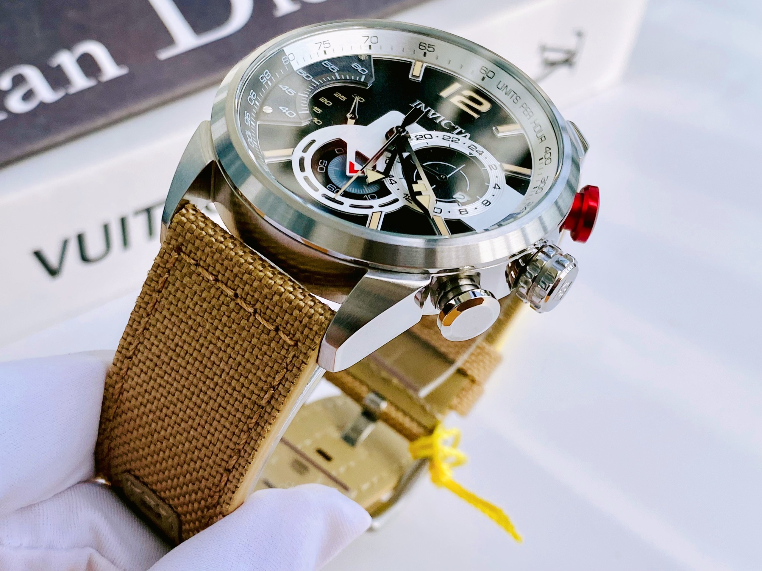 Đồng hồ Invicta men kiểu dáng thể thao dành cho các anh trai siêu ngầu