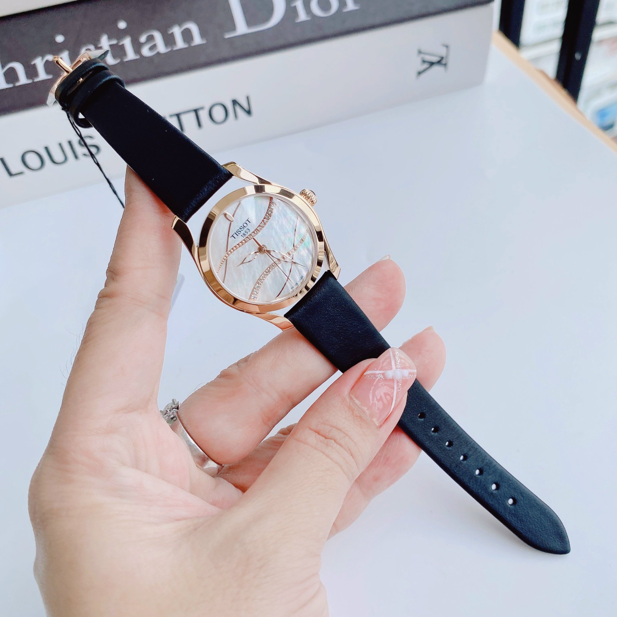 Đồng hồ Tissot T-Wave T112.210.36.111.00 - Sự kết hợp hoàn hảo giữa độ chính xác và thanh lịch