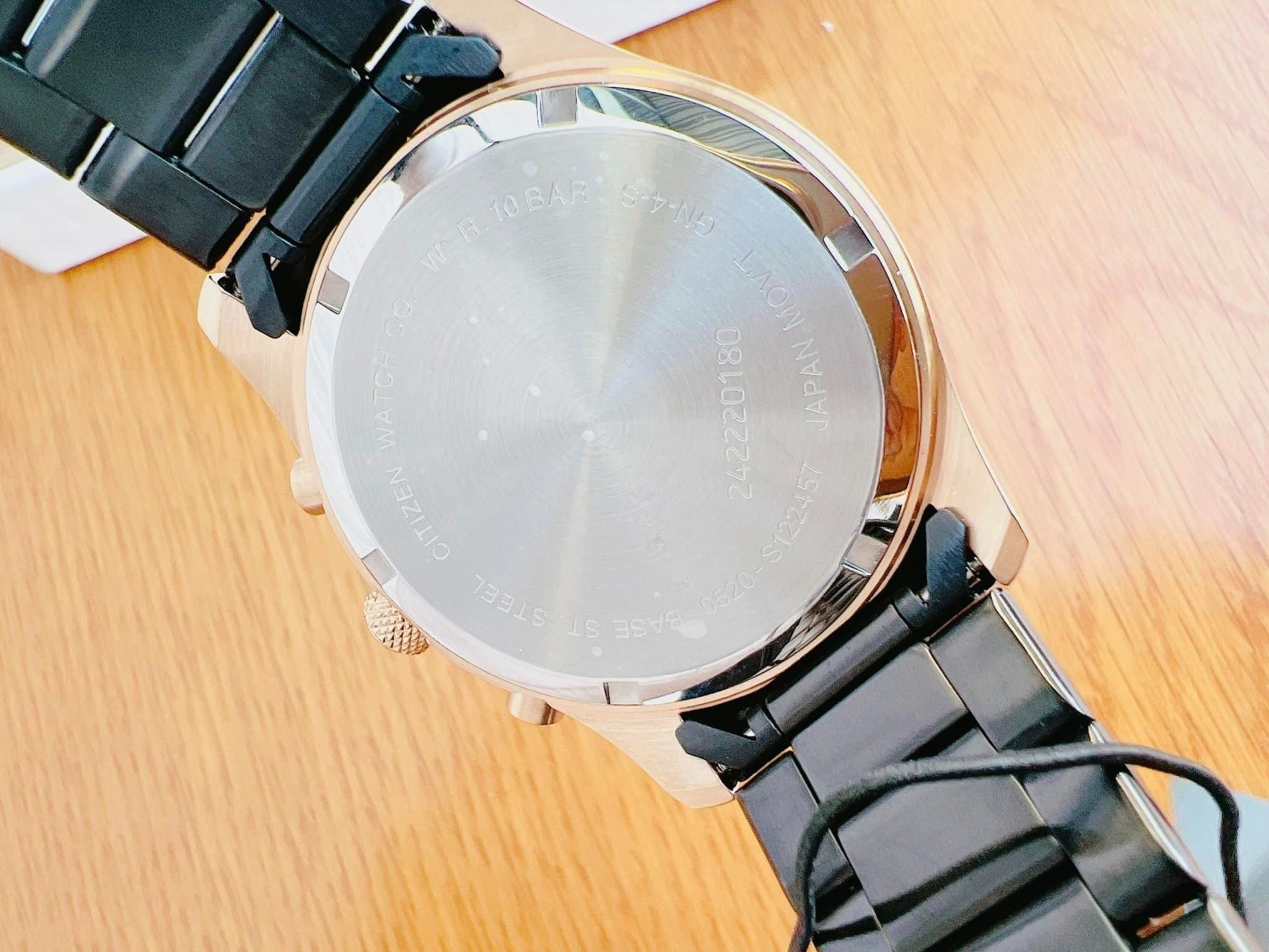 Đồng hồ Citizen AN8196-55E Quartz Japan full đen mang đến cảm nhận khác lạ, một chút mạnh mẽ phong trần