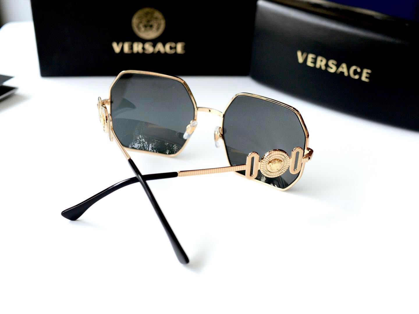 Kính Versace màu Gold lense xám Dark Grey - Tay kính sang chảnh với thiết kế logo Medusa trạm khắc tỉ mỉ