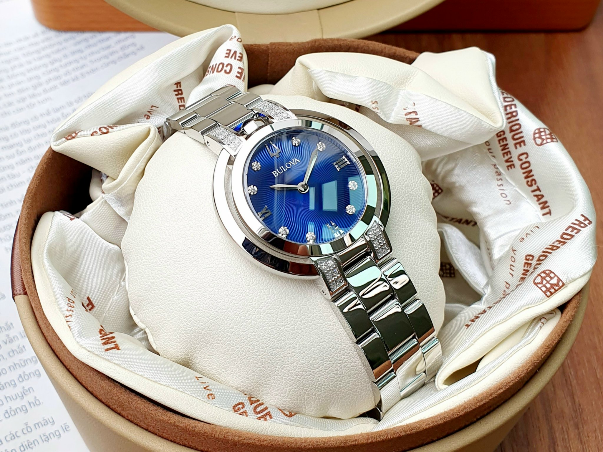 Đồng hồ Bulova Rubaiyat 96R225 xinh đẹp, sang trọng với những viên kim cương điểm giờ quyến rũ