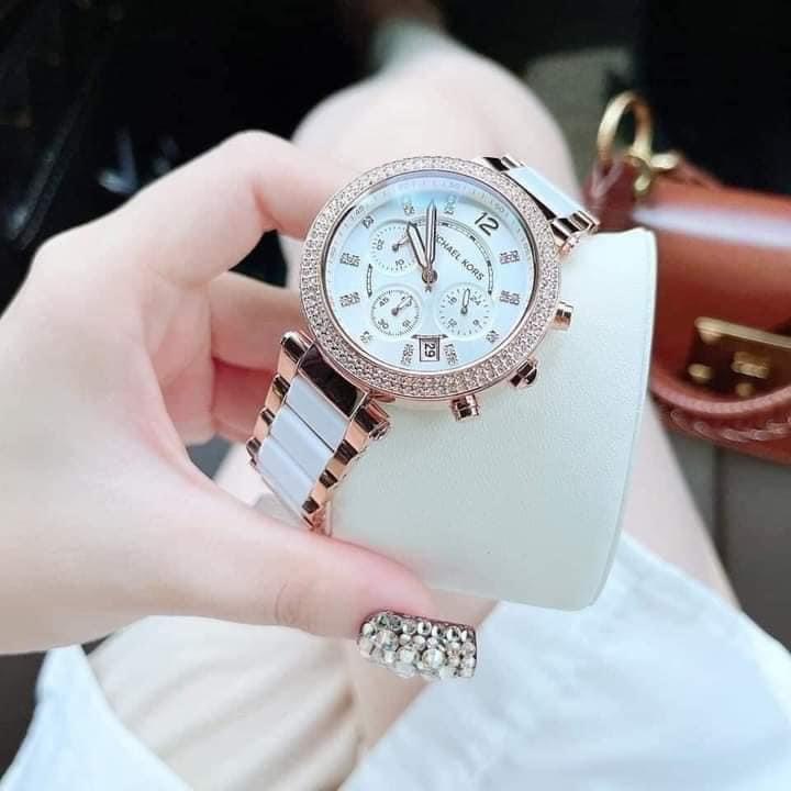 Đồng hồ MICHAEL KORS MK5774 - Mẫu Parker trắng được thiết kế có viền kim loại đính Pha Lê độc đáo