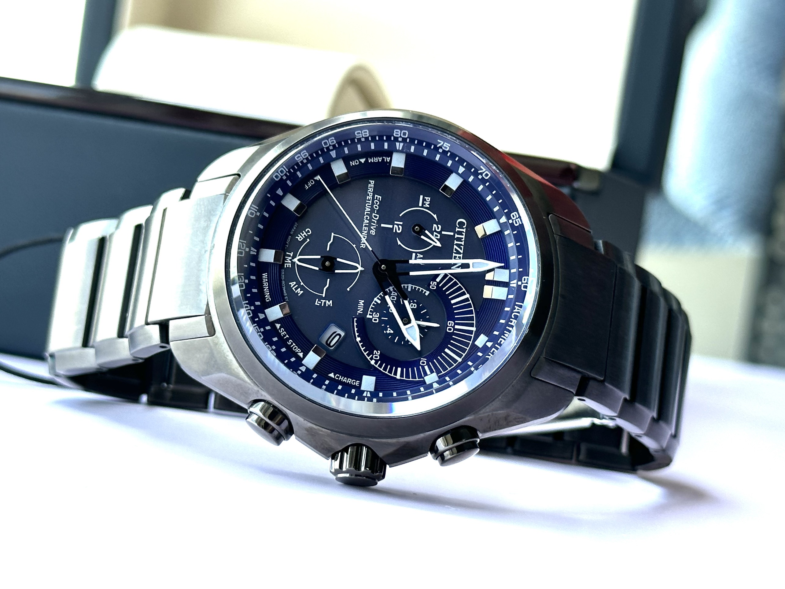 Mua Đồng Hồ Hiệu Quảng Bình Citizen Eco-Drive Men's Chronograph Blue Dial Calendar 43MM Watch BL5607-54L