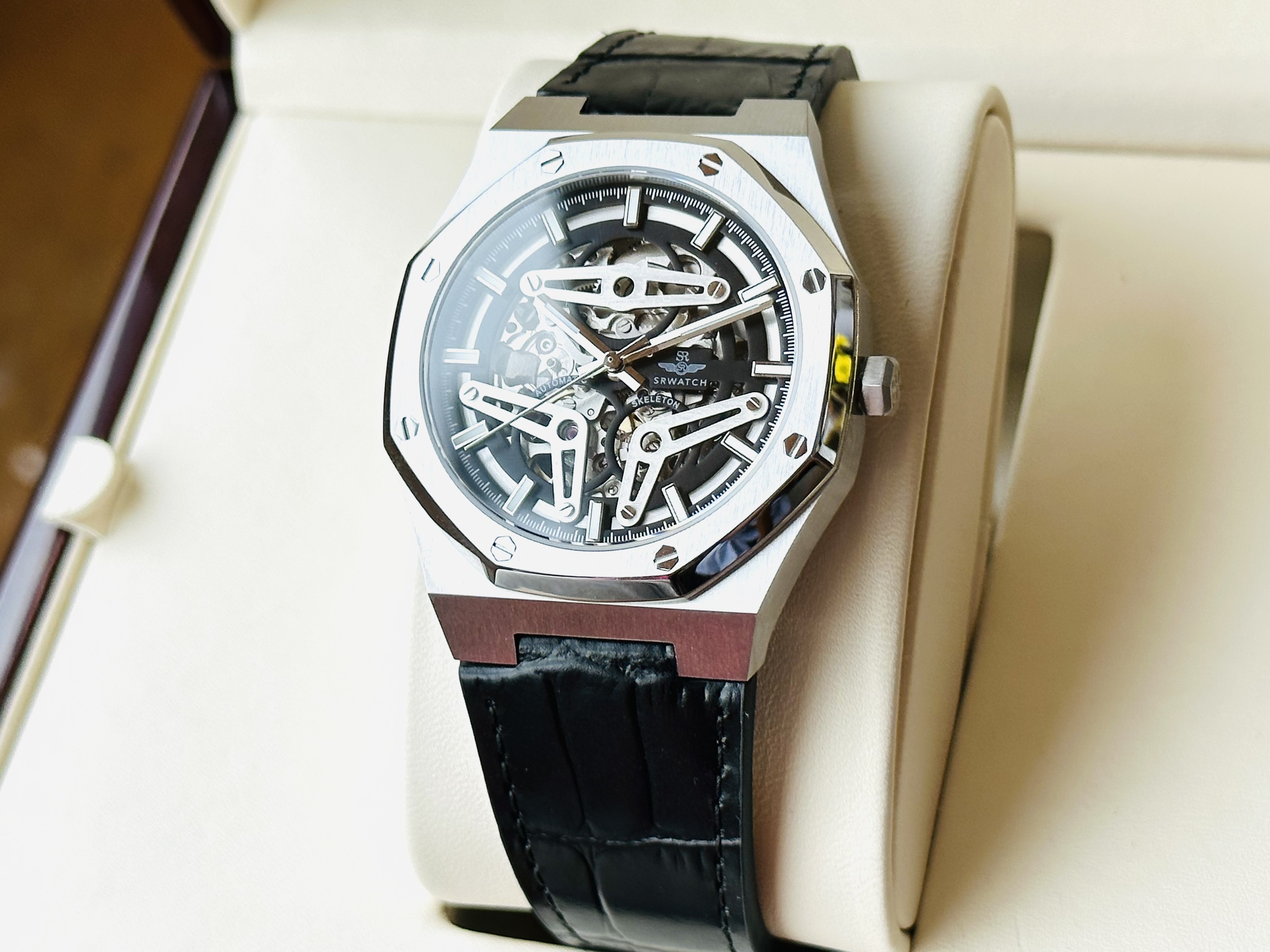 Đồng hồ SRWatch Skeleton SG191914101 - Audemars Piguet  mang đến cho người dùng phong cách mạnh mẽ - sang trọng