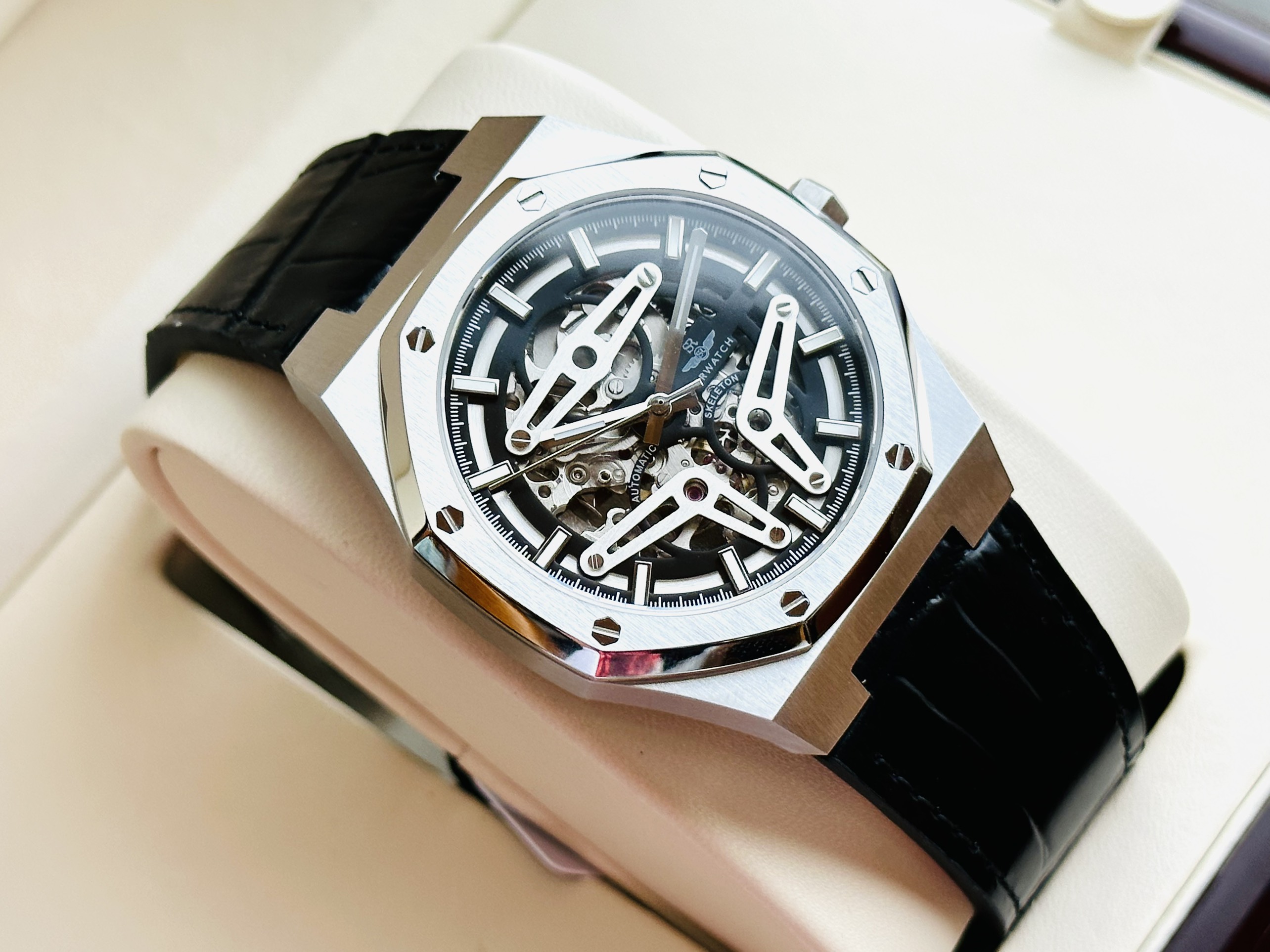 Đồng hồ SRWatch Skeleton SG191914101 - Audemars Piguet  mang đến cho người dùng phong cách mạnh mẽ - sang trọng