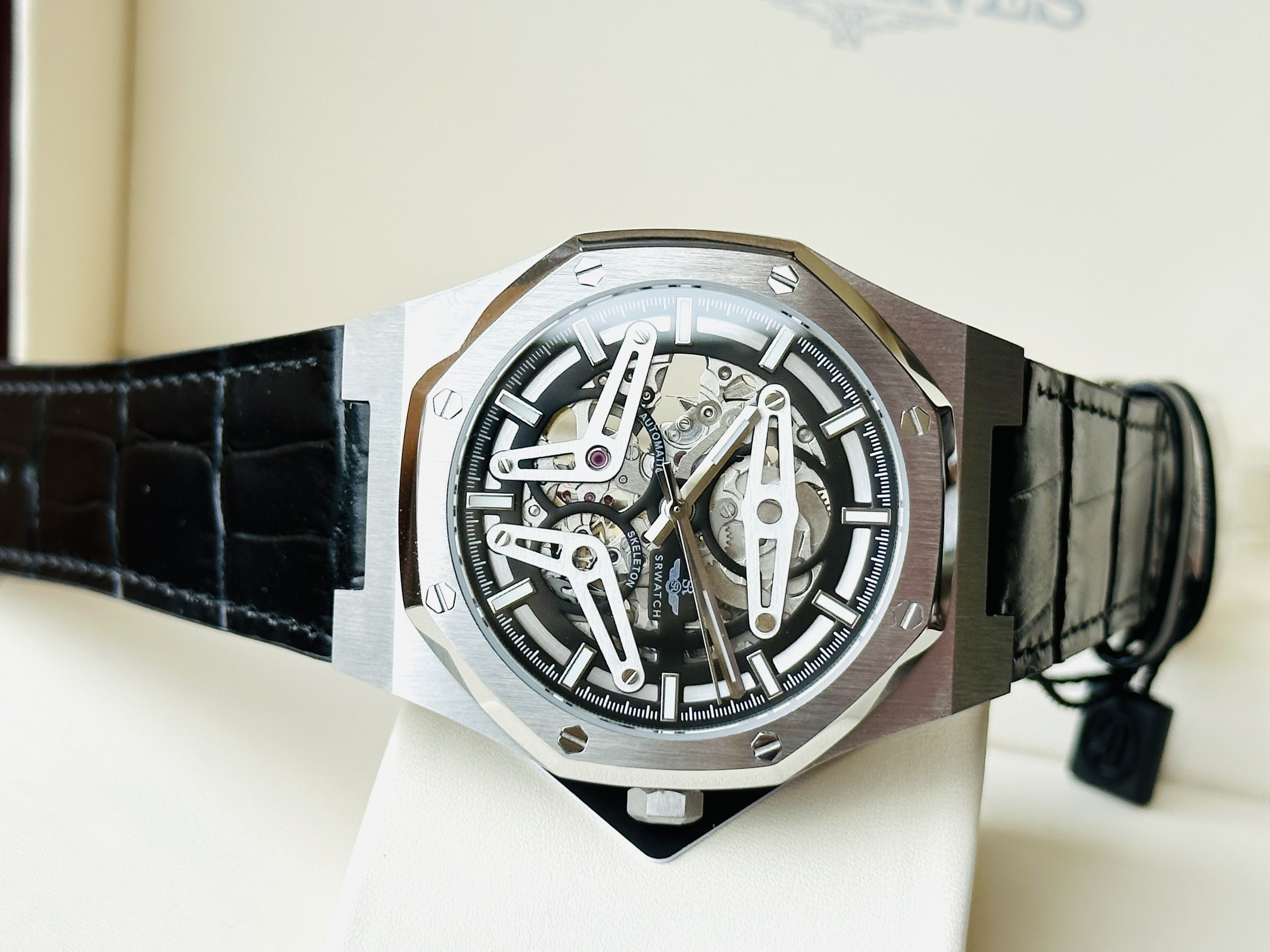 Đồng hồ SRWatch Skeleton SG191914101 - Audemars Piguet  mang đến cho người dùng phong cách mạnh mẽ - sang trọng