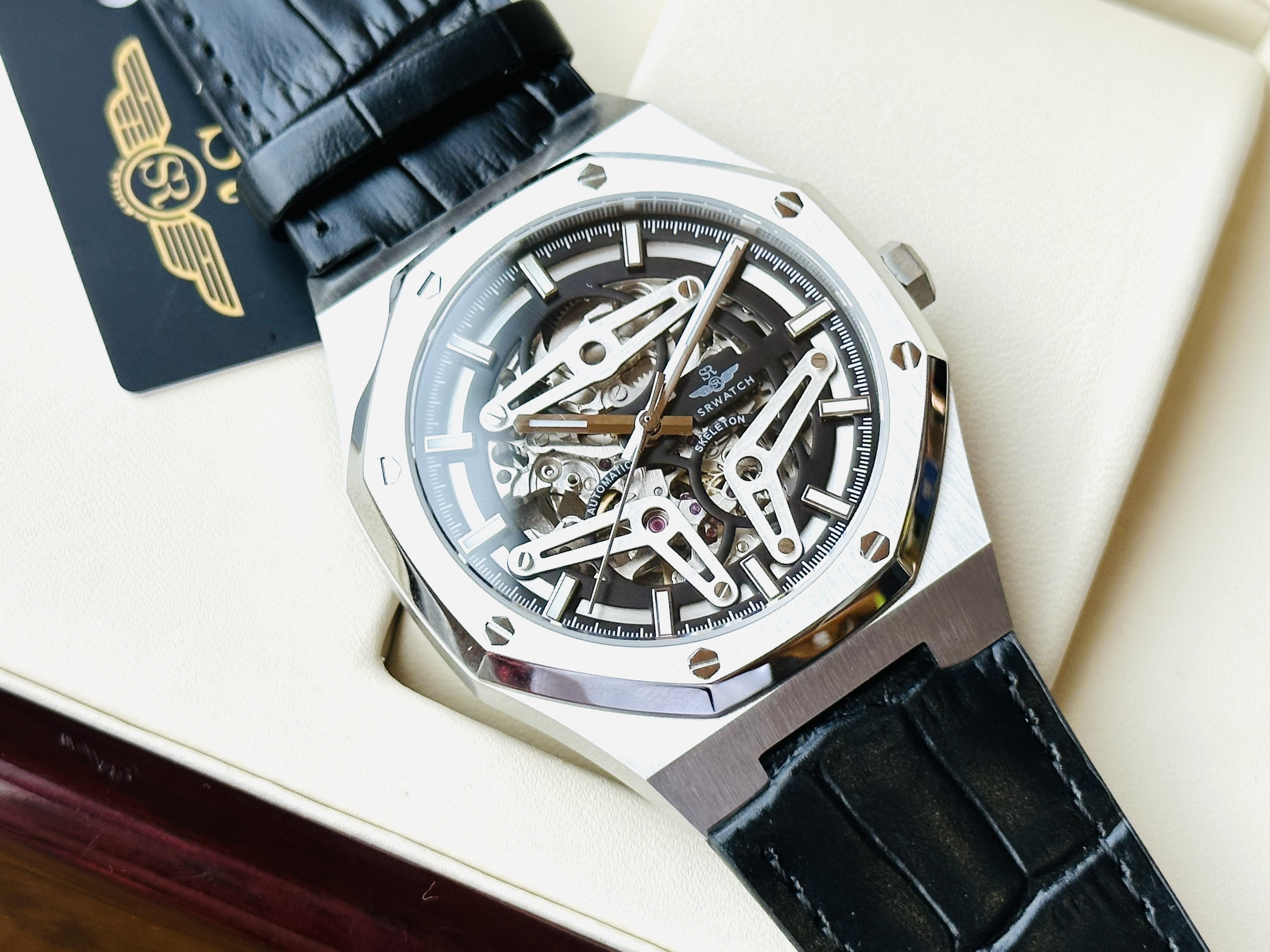 Đồng hồ SRWatch Skeleton SG191914101 - Audemars Piguet  mang đến cho người dùng phong cách mạnh mẽ - sang trọng