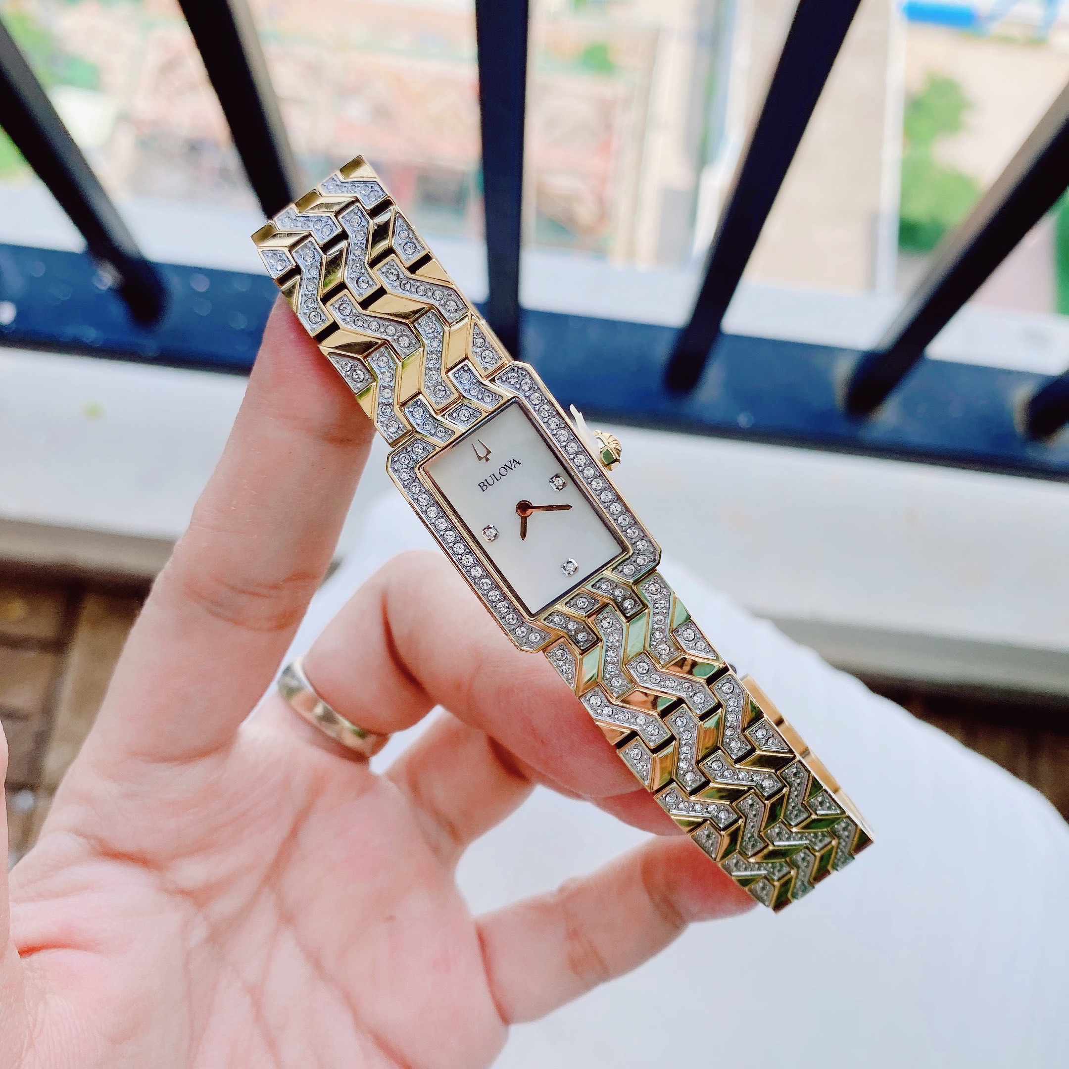 Đồng hồ Bulova 98L301 tông gold sang chảnh  - Bulova Classic Crystal Accented Gold Tone Ladies