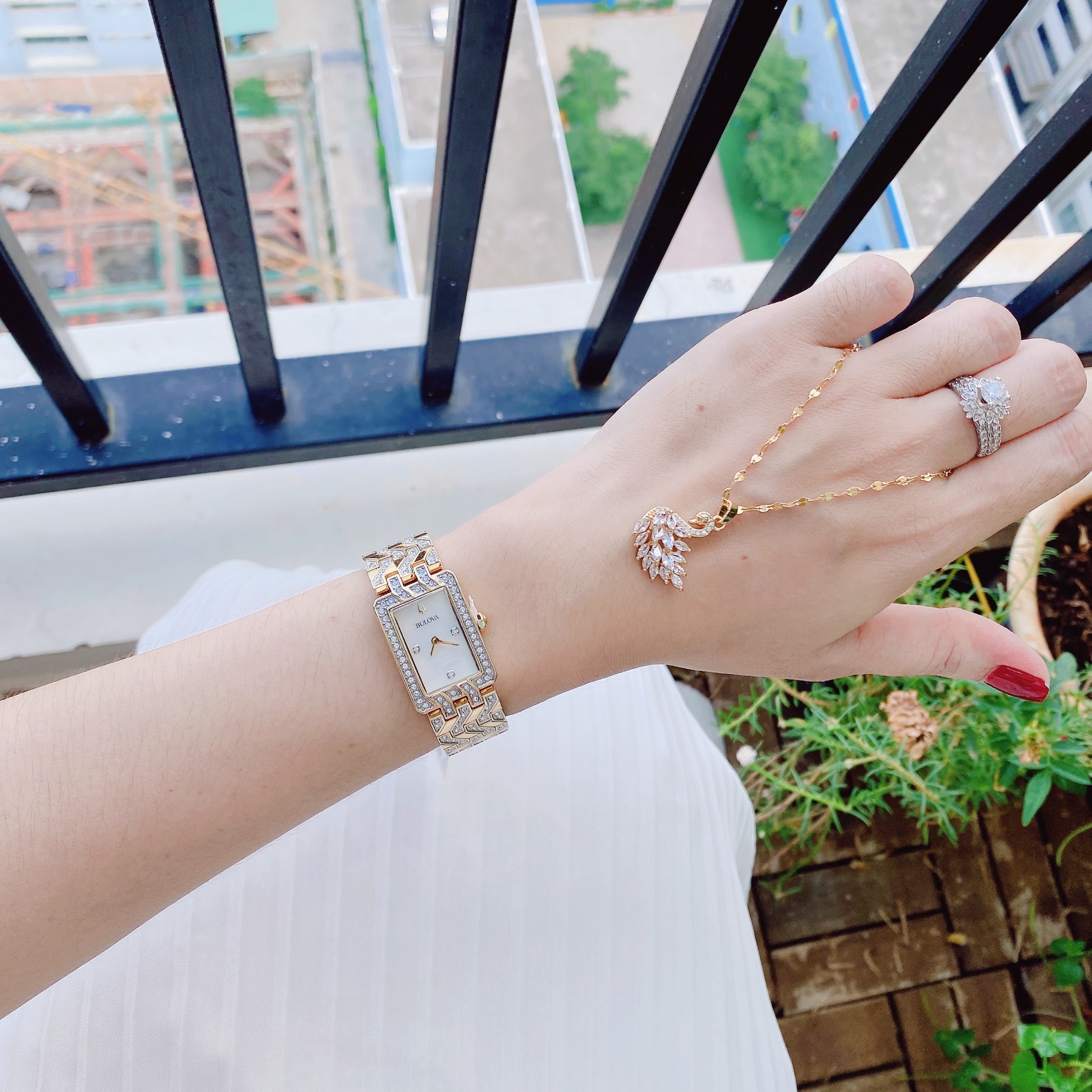 Đồng hồ Bulova 98L301 tông gold sang chảnh  - Bulova Classic Crystal Accented Gold Tone Ladies