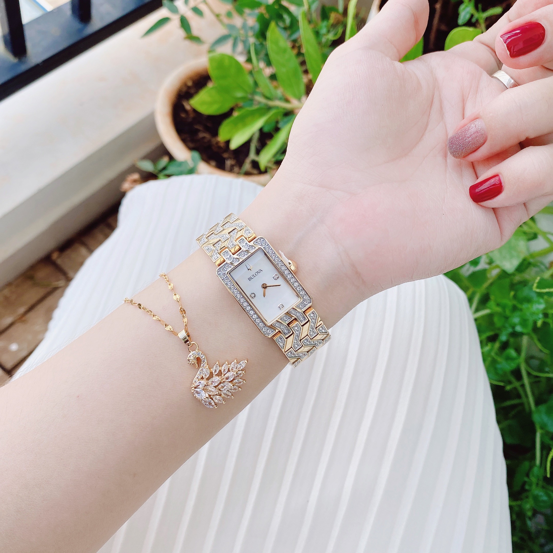 Đồng hồ Bulova 98L301 tông gold sang chảnh  - Bulova Classic Crystal Accented Gold Tone Ladies