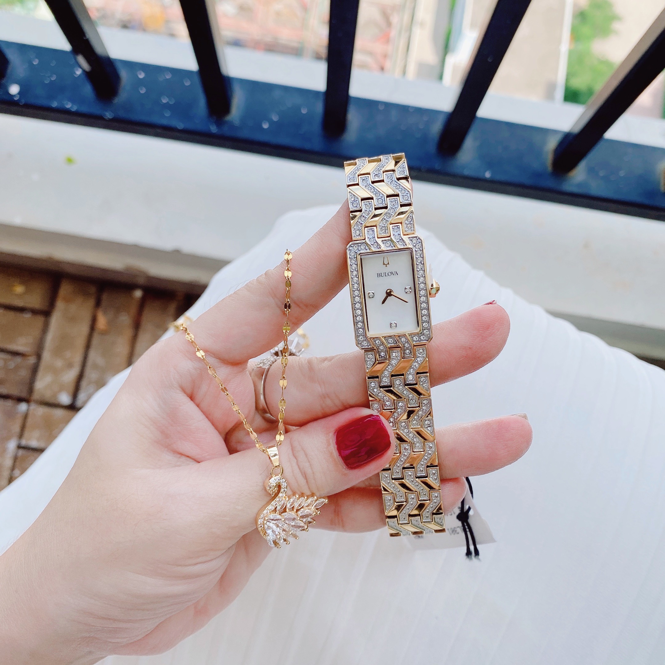 Đồng hồ Bulova 98L301 tông gold sang chảnh  - Bulova Classic Crystal Accented Gold Tone Ladies