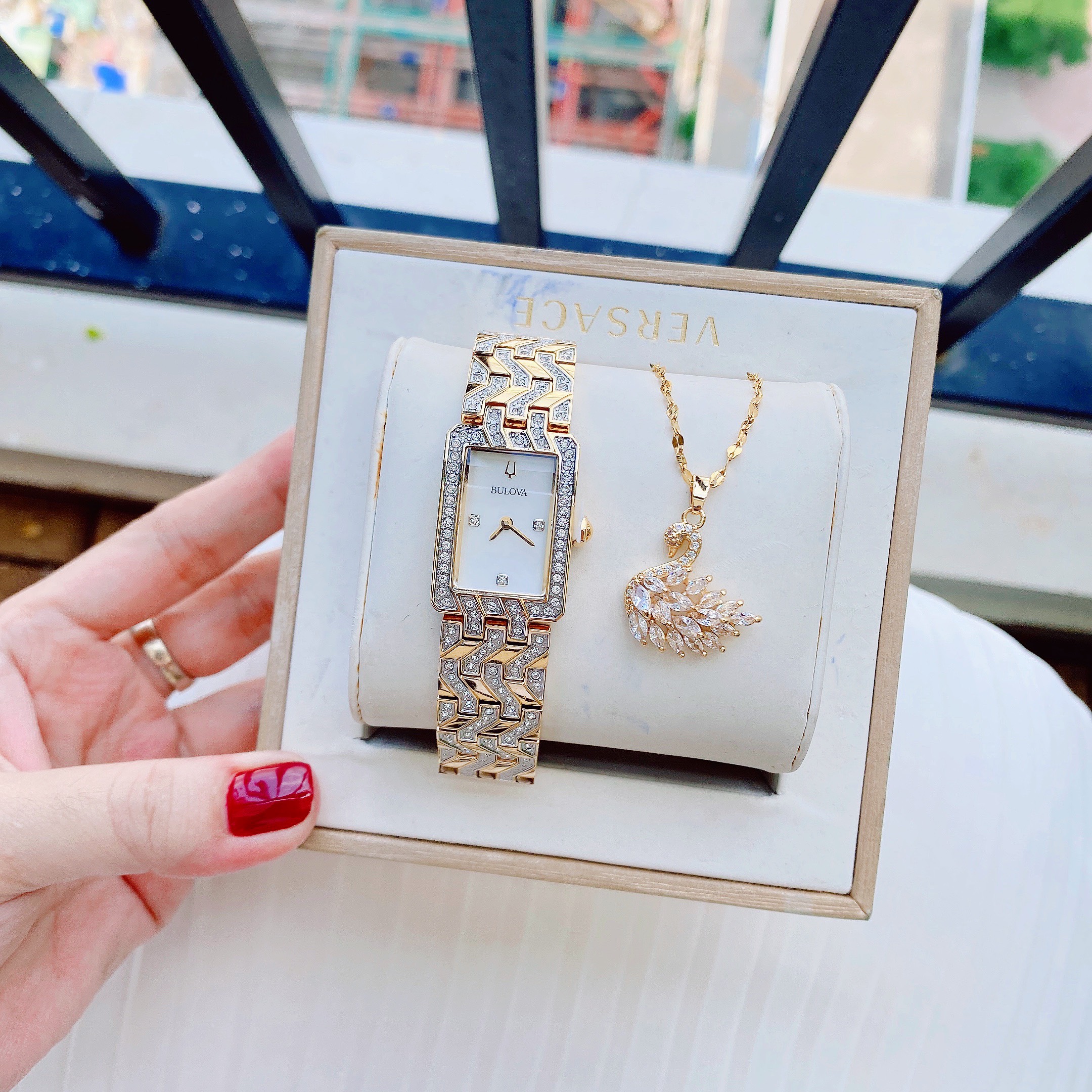 Đồng hồ Bulova 98L301 tông gold sang chảnh  - Bulova Classic Crystal Accented Gold Tone Ladies