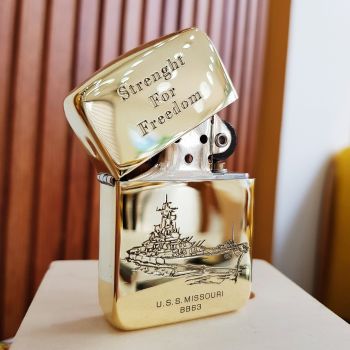 Bật lửa Zippo 252BL057 Mẫu Zippo Replica mạ vàng 18k cực đẹp với hình ảnh chiến hạm ở mặt chính và các cột mốc lịch sử ở mặt sau