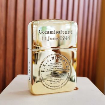 Bật lửa Zippo 252BL057 Mẫu Zippo Replica mạ vàng 18k cực đẹp với hình ảnh chiến hạm ở mặt chính và các cột mốc lịch sử ở mặt sau