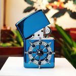 Bật Lửa Zippo 252BL073 - với biểu tượng bánh lái ốp nổi trên bề mặt Zip, mang ý nghĩa định hướng, điều khiển và vượt qua khó khăn