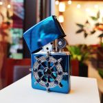 Bật Lửa Zippo 252BL073 - với biểu tượng bánh lái ốp nổi trên bề mặt Zip, mang ý nghĩa định hướng, điều khiển và vượt qua khó khăn