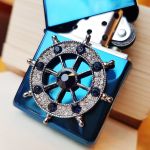 Bật Lửa Zippo 252BL073 - với biểu tượng bánh lái ốp nổi trên bề mặt Zip, mang ý nghĩa định hướng, điều khiển và vượt qua khó khăn