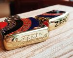 Bật lửa Zippo 252BL062 - Sự hòa quyện hoàn hảo khi bề mặt zippo được khảm lớp gốm men đỏ, đen và xanh trên toàn bộ 5 mặt zip.
