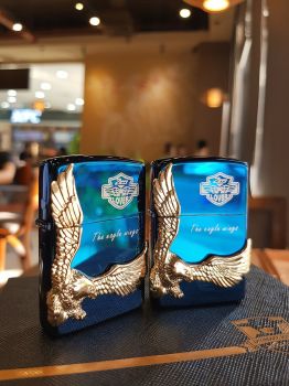 Bật lửa Zippo 252BL059 Với hình tượng đại bàng tung cánh trên nền Xanh sapphire của bầu trời