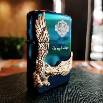 Bật lửa Zippo 252BL059 Với hình tượng đại bàng tung cánh trên nền Xanh sapphire của bầu trời