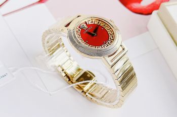 Đồng Hồ Nữ Versace New Greca Chic VE3D00622 - Mặt số màu đỏ quyến rũ với các kim và vạch chỉ giờ màu vàng tuyệt đẹp