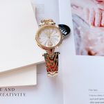 Đồng Hồ VERSUS Mặt dial chải tia sắc sảo với logo sư tử tại vị trí 6h