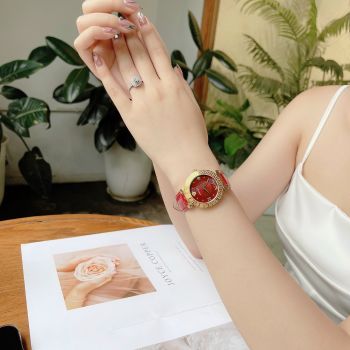 Đồng Hồ Nữ Versace daphnis - Bản dây da đỏ viền gold nổi bật với Kính sapphire chống xước, mặt khảm trai siêu sang