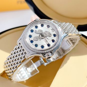 Đồng Hồ Fendi Crazy Carats Diamond với chức năng chuyển màu các viên đá quý: trắng, hồng babi và xanh chỉ cần 1 động tác xoay núm