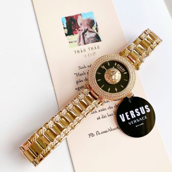 Đồng Hồ Versus Viền đính đá lấp lánh kết hợp logo ở chính giữa mặt đồng hồ nổi bật trên nền đen sang trọng