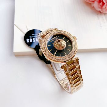 Đồng Hồ Versus Viền đính đá lấp lánh kết hợp logo ở chính giữa mặt đồng hồ nổi bật trên nền đen sang trọng