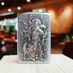 Bật lửa Zippo 252BL067 - Mẫu Zip độc đáo với hình ảnh Quan Công được ốp nổi với các chi tiết khắc họa cùng rồng bay vờn quanh đầy nghệ thuật và tinh tế