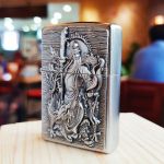 Bật lửa Zippo 252BL067 - Mẫu Zip độc đáo với hình ảnh Quan Công được ốp nổi với các chi tiết khắc họa cùng rồng bay vờn quanh đầy nghệ thuật và tinh tế