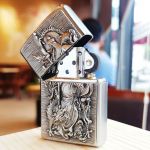 Bật lửa Zippo 252BL067 - Mẫu Zip độc đáo với hình ảnh Quan Công được ốp nổi với các chi tiết khắc họa cùng rồng bay vờn quanh đầy nghệ thuật và tinh tế