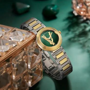 Đồng Hồ Nữ Versace Virtus Mini Duo Mặt chữ V cách điệu biểu tượng của hãng màu gold trên nền màu xanh lá siêu hot hit