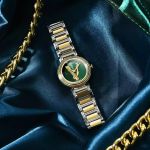 Đồng Hồ Nữ Versace Virtus Mini Duo Mặt chữ V cách điệu biểu tượng của hãng màu gold trên nền màu xanh lá siêu hot hit