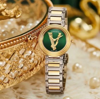 Đồng Hồ Nữ Versace Virtus Mini Duo Mặt chữ V cách điệu biểu tượng của hãng màu gold trên nền màu xanh lá siêu hot hit