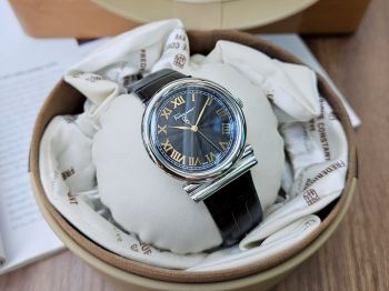 Đồng Hồ Salvatore Ferragamo Gancini Thiết kế đơn giản, thanh lịch với Cọc số la mã màu gold nổi bật trên nền mặt đen