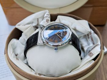 Đồng Hồ Salvatore Ferragamo Gancini Thiết kế đơn giản, thanh lịch với Cọc số la mã màu gold nổi bật trên nền mặt đen