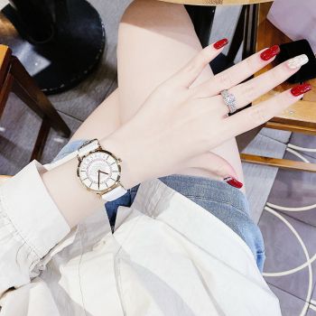 Đồng Hồ Versace V- Essential dây da trắng kết hợp với case gold sang trọng trẻ trung