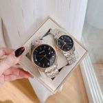 Đồng Hồ Đôi Bulova 98D160 & 98P196 – Cặp Đôi Demi Gold Mặt Đen Sang Trọng, Hiếm Gặp