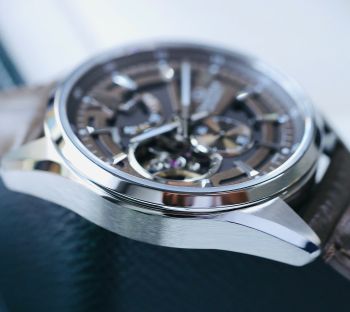 Đồng Hồ Orient Star RK-AV0139Y 2026 – Modern Skeleton Mặt Nâu Vân Cát, Máy F6F44 In-House, Sapphire, Power Reserve 50 Giờ