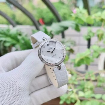 Đồng hồ Omega De Ville Prestige 424.18.27.60.55.001 – Tuyệt tác kim cương và khảm trai chuẩn Thụy Sĩ cho phái đẹp