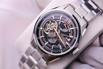 Đồng hồ Orient Star Joker RK-AV0136N 2026 – Skeleton xám khói đẳng cấp, bộ máy in-house Nhật Bản trữ cót 50 giờ