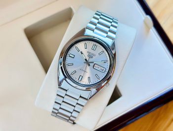 Đồng Hồ Nam Seiko 5 Automatic Silver Dial Stainless Steel Men's Watch SNXS73 Màu Bạc