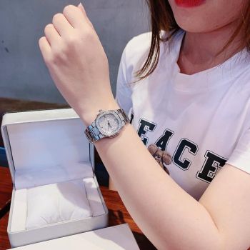 Đánh Giá Đồng Hồ Rivero R1909 – Thiết Kế Full Đá Sang Trọng, Dây Kim Loại Đan Cá Tính Và Cực Kỳ Dễ Phối Outfit