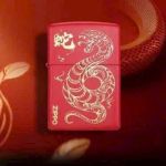 Bật Lửa Zippo Phiên Bản 2025 Ất Tỵ – Linh Vật Mãng Xà Uy Quyền, Biểu Tượng Cho Sự May Mắn Và Thịnh Vượng