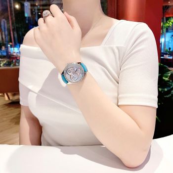 Đồng hồ nữ Guess Trendy Silver Watch 2025 – Thiết kế tinh tế, trái tim hoa đầy nữ tính
