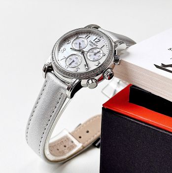 Đồng hồ Tissot Dressport mặt số khảm trai thiên nhiên óng ánh, được điểm xuyết ba mặt số phụ thể thao cùng viền đính kim cương lấp lánh